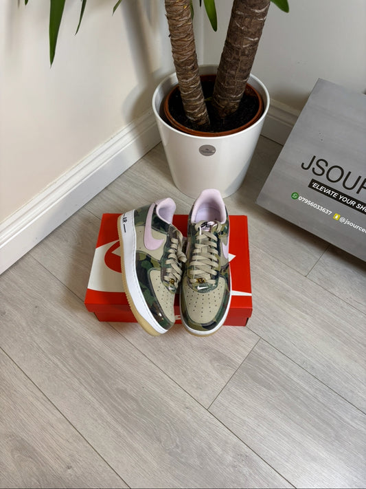 NIKE AIR FORCE 1 LOW '07 LV8 PATENT CAMO PINK