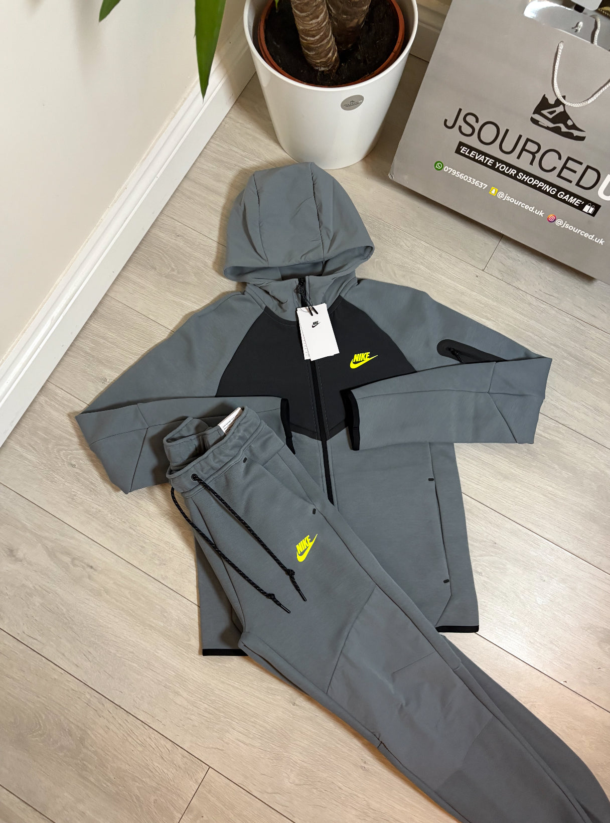 NIKE TECH FLEECE VOLT GREY *NEW SEASON*